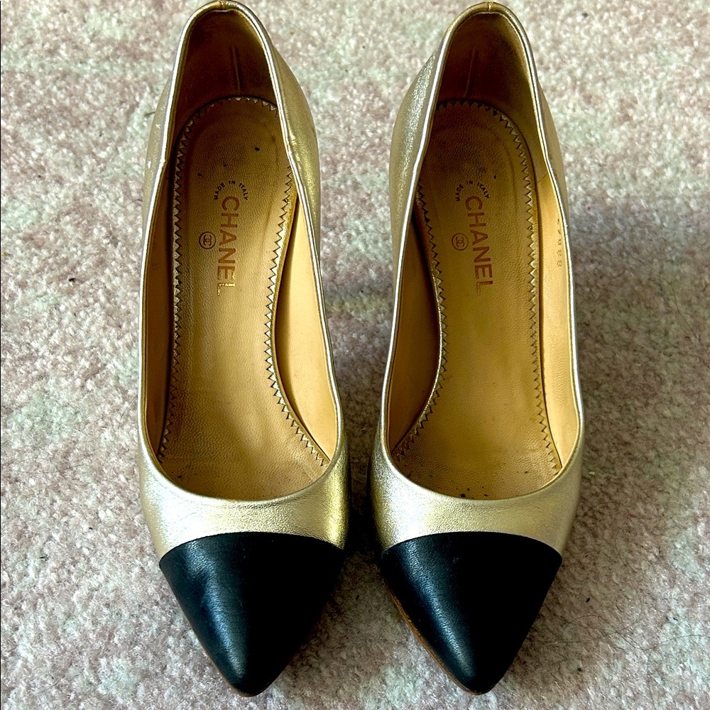 CHANEL Gold Pumps size 37